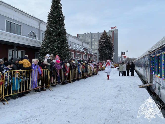 В Иванове росгвардейцы встретили поезд Деда Мороза