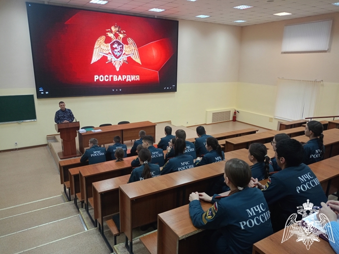 Ивановским курсантам МЧС рассказали какие профессии можно получить в институтах Росгвардии
