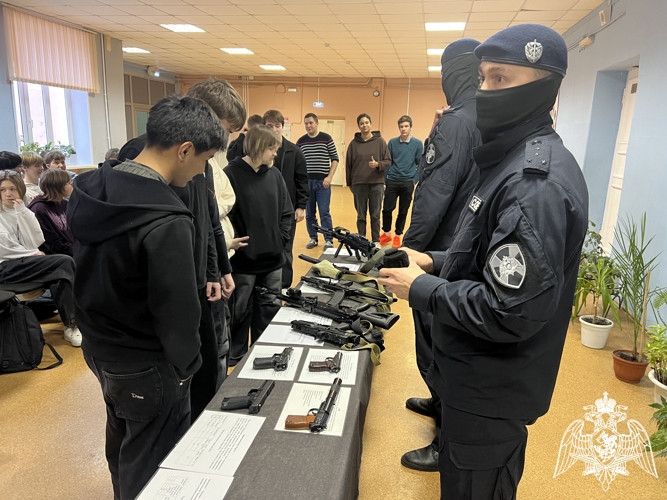 Офицеры СОБР "Сумрак" Росгвардии провели уроки мужества для старшеклассников ивановских школ