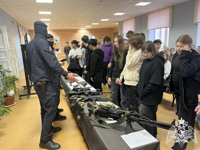 Офицеры СОБР "Сумрак" Росгвардии провели уроки мужества для старшеклассников ивановских школ
