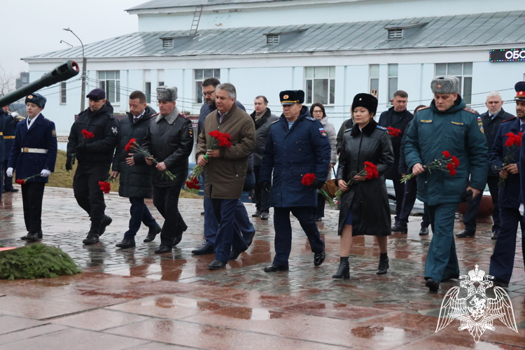 В ИВАНОВЕ РОСГВАРДЕЙЦЫ ВОЗЛОЖИЛИ ЦВЕТЫ К МОГИЛЕ НЕИЗВЕСТНОГО СОЛДАТА