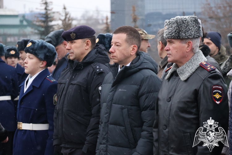 В ИВАНОВЕ РОСГВАРДЕЙЦЫ ВОЗЛОЖИЛИ ЦВЕТЫ К МОГИЛЕ НЕИЗВЕСТНОГО СОЛДАТА
