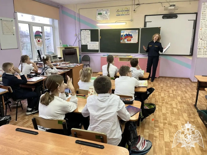 В Иванове офицер Росгвардии провела для школьников тематический урок ко Дню Конституции Российской Федерации