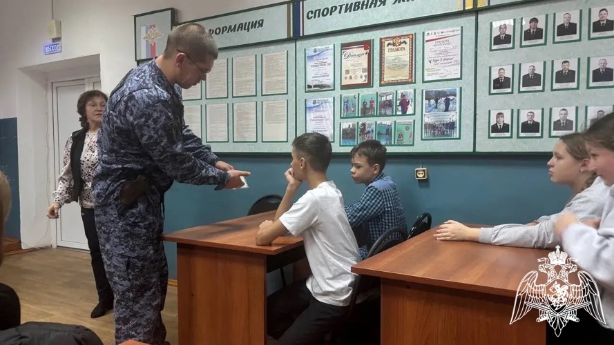 Офицер Росгвардии рассказал пучежским лицеистам об основателе российских войск правопорядка