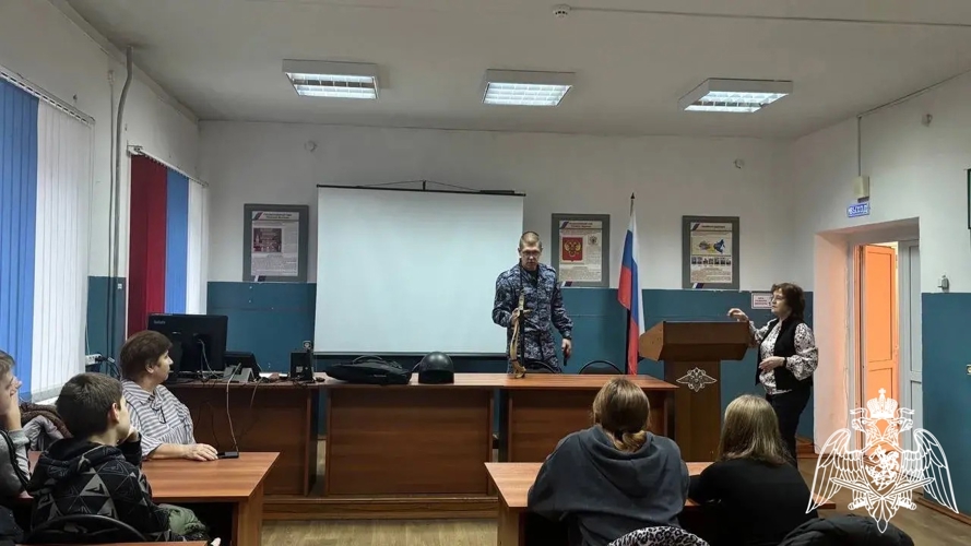 Офицер Росгвардии рассказал пучежским лицеистам об основателе российских войск правопорядка