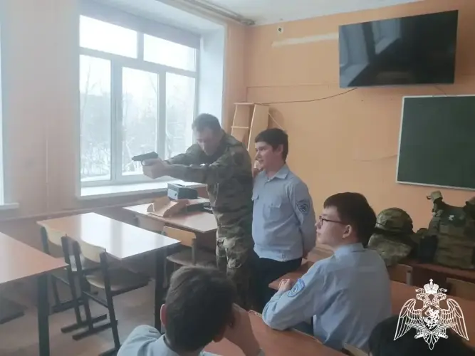 В Иванове сотрудники Росгвардии проводят уроки патриотизма со школьниками
