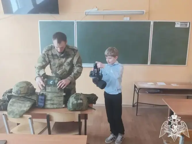 В Иванове сотрудники Росгвардии проводят уроки патриотизма со школьниками