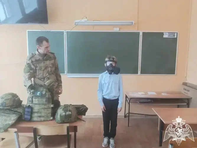 В Иванове сотрудники Росгвардии проводят уроки патриотизма со школьниками