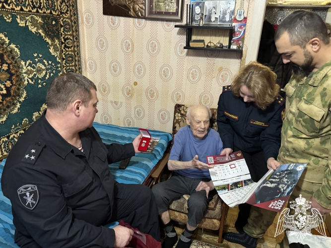 В Иванове росгвардейцы поздравили ветерана Великой Отечественной войны с наступившим Новым годом