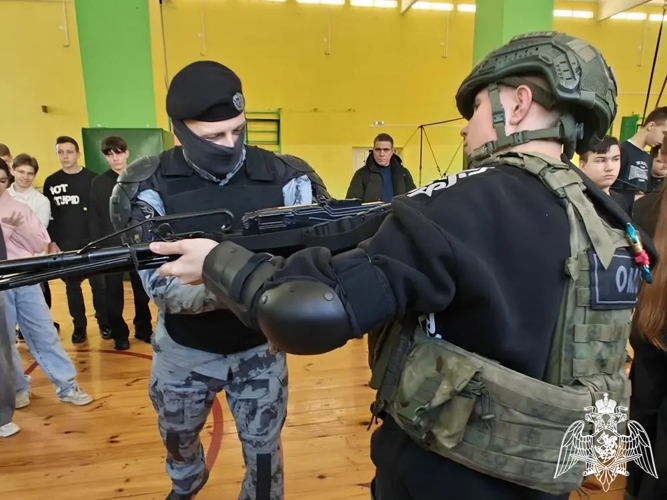 Сотрудники ОМОН «Спарта» провели для школьников тематический урок, посвященный снятию блокады Ленинграда