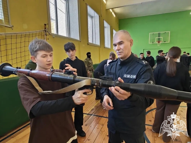 Сотрудники ОМОН «Спарта» провели для школьников тематический урок, посвященный снятию блокады Ленинграда
