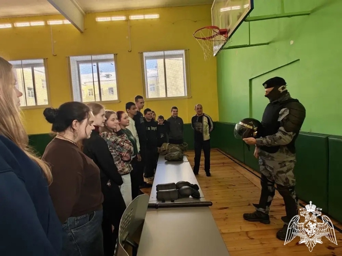 Сотрудники ОМОН «Спарта» провели для школьников тематический урок, посвященный снятию блокады Ленинграда