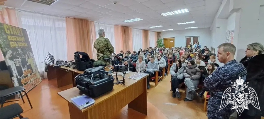 В Вичуге сотрудники и военнослужащие Росгвардии рассказали студентам о службе в подразделениях ведомства
