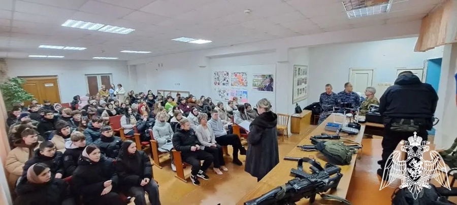В Вичуге сотрудники и военнослужащие Росгвардии рассказали студентам о службе в подразделениях ведомства