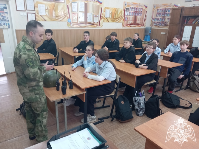 Военнослужащие отдела связи Росгвардии рассказали ивановским школьникам о своей службе