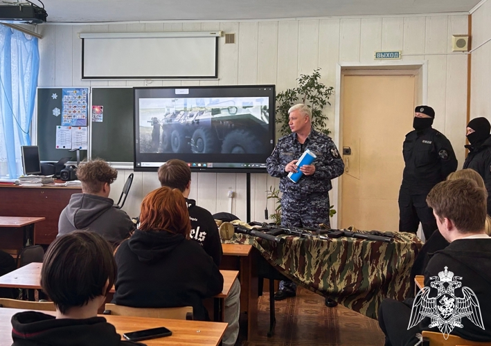 В Кинешме бойцы ОМОН «Спарта» рассказали о своей службе студентам колледжа