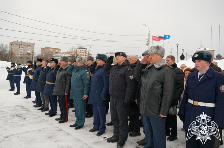 В Иванове руководитель регионального Управления Росгвардии Владимир Марин возложил цветы к Вечному огню