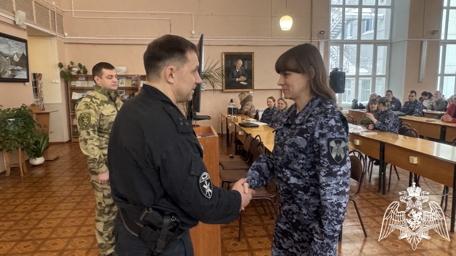 В Иванове начальник регионального Управления Росгвардии поздравил сотрудников центра лицензионно-разрешительной работы и отделения государственного контроля с профессиональным праздником
