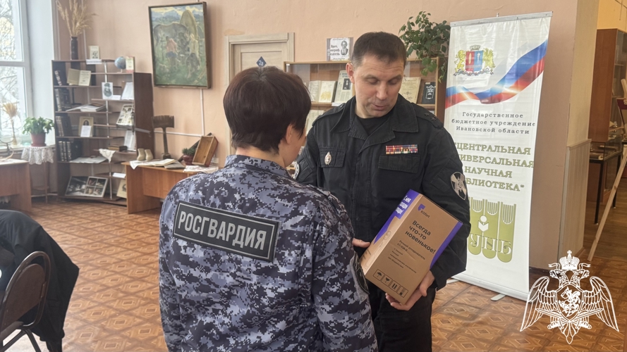В Иванове начальник регионального Управления Росгвардии поздравил сотрудников центра лицензионно-разрешительной работы и отделения государственного контроля с профессиональным праздником