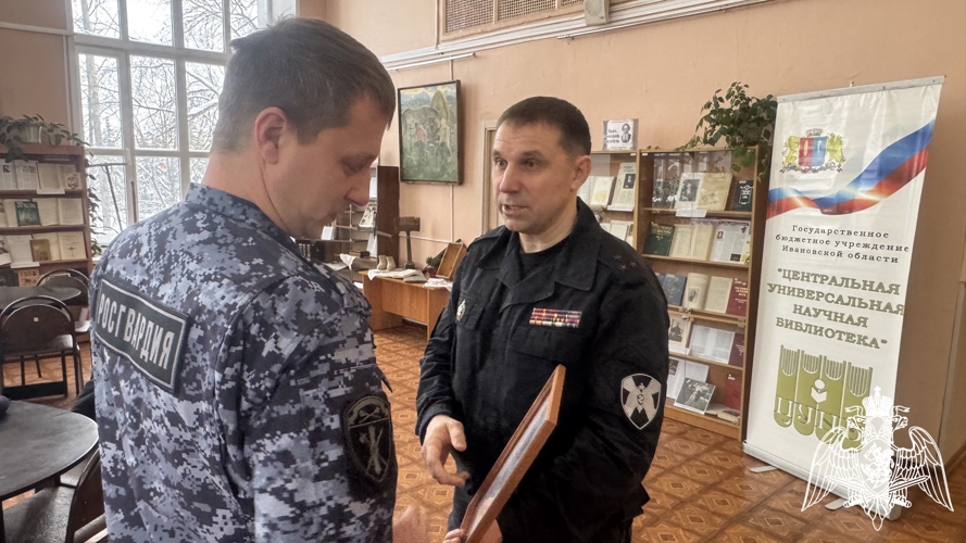В Иванове начальник регионального Управления Росгвардии поздравил сотрудников центра лицензионно-разрешительной работы и отделения государственного контроля с профессиональным праздником