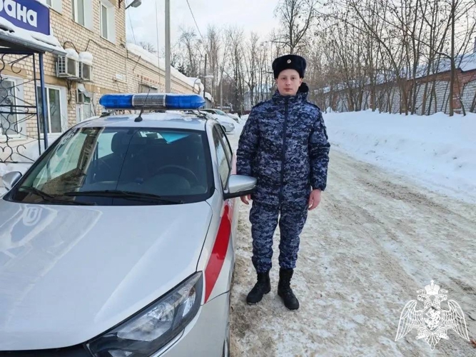 В Иванове росгвардеец спас пенсионера из горящей квартиры