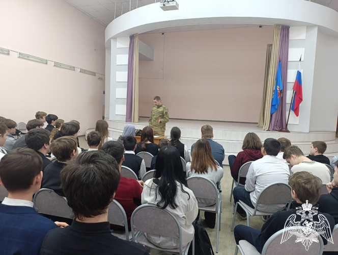 В преддверии 10-летнего юбилея ведомства сотрудники Росгвардии провели выставку средств связи для ивановских школьников