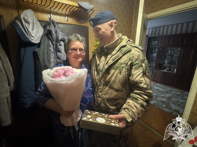 В Иванове росгвардейцы поздравили с днём рождения маму погибшего воина правопорядка