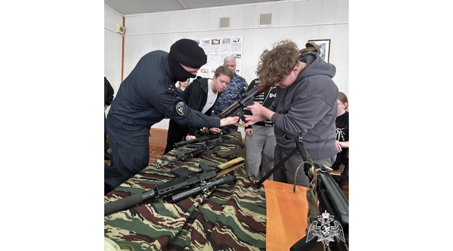 В Кинешме бойцы ОМОН «Спарта» рассказали о своей службе студентам колледжа
