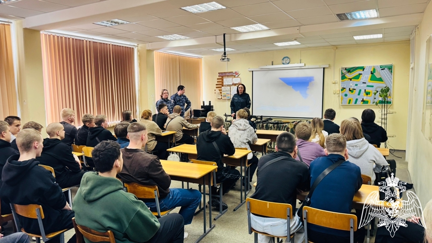 Росгвардейцы провели профориентационную встречу со студентами в Плесе