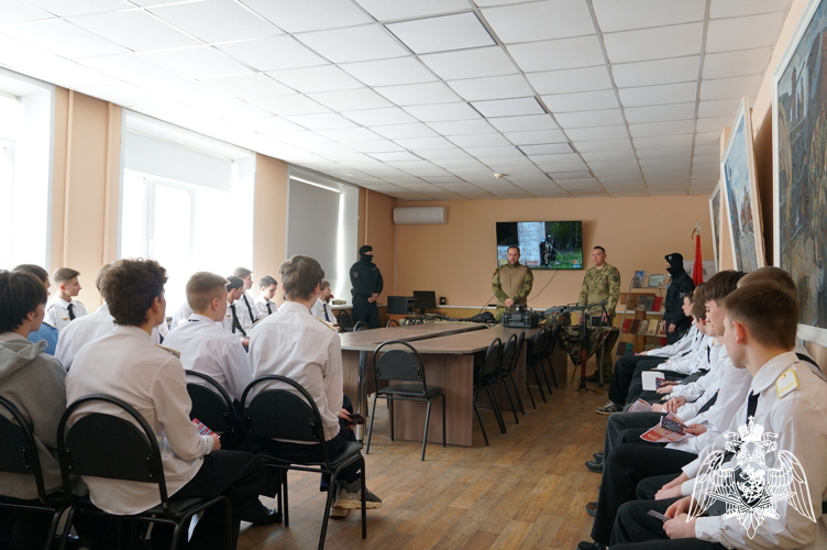 Ивановские росгвардейцы ежедневно проводят профориетанционные встречи с юношами региона