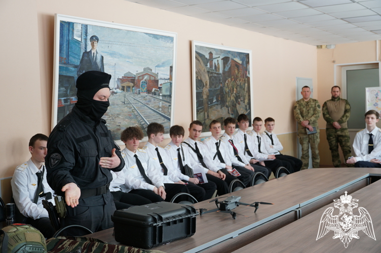 Ивановские росгвардейцы ежедневно проводят профориетанционные встречи с юношами региона