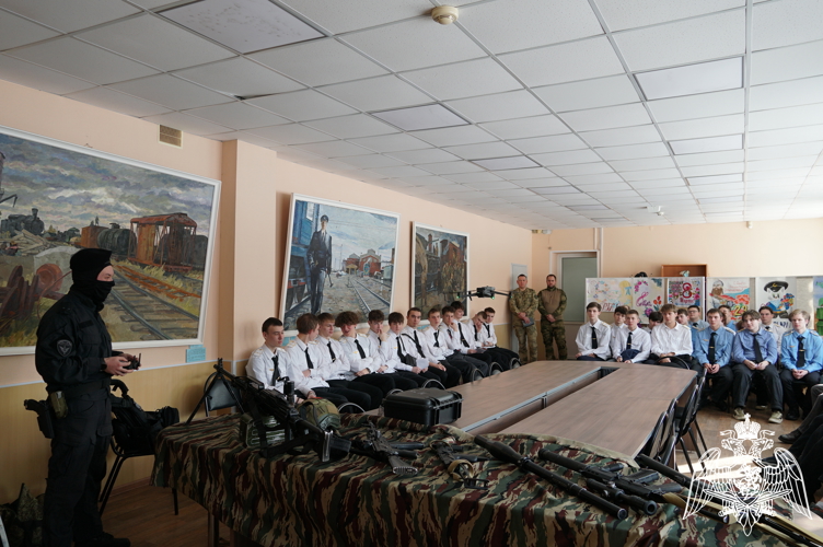 Ивановские росгвардейцы ежедневно проводят профориетанционные встречи с юношами региона