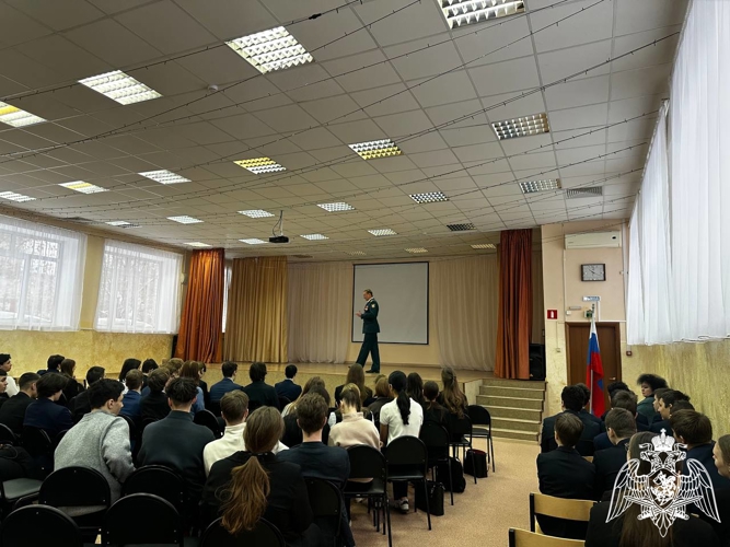Офицер Росгвардии провел профориентационное занятие с выпускниками ивановской школы № 4