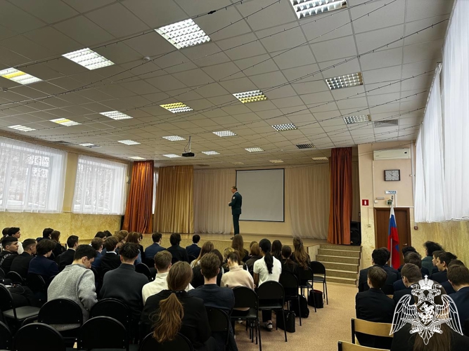Офицер Росгвардии провел профориентационное занятие с выпускниками ивановской школы № 4