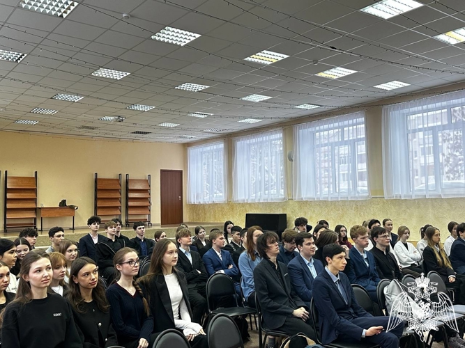 Офицер Росгвардии провел профориентационное занятие с выпускниками ивановской школы № 4