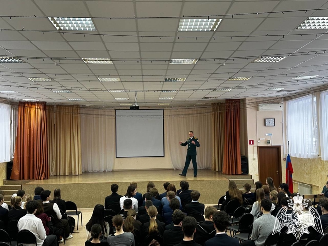 Офицер Росгвардии провел профориентационное занятие с выпускниками ивановской школы № 4