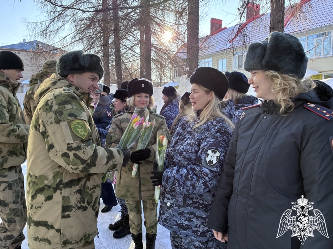 В преддверии 8 Марта ивановские росгвардейцы поздравили вдов и матерей погибших сослуживцев