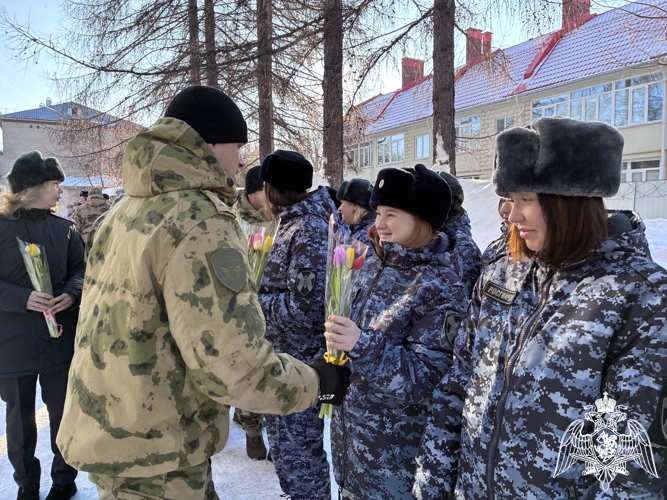 В преддверии 8 Марта ивановские росгвардейцы поздравили вдов и матерей погибших сослуживцев