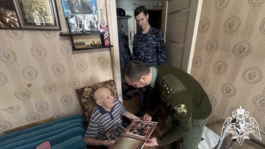 Ветерана Великой Отечественной войны навестили росгвардейцы в Иванове