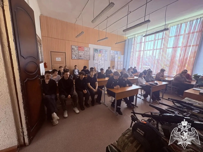 В Родниках сотрудники ОМОН «Спарта» встретились со студентами в рамках акции «Профессии Росгвардии»