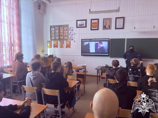 В Родниках сотрудники ОМОН «Спарта» встретились со студентами в рамках акции «Профессии Росгвардии»