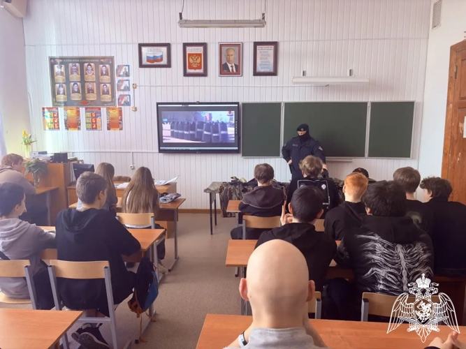 В Родниках сотрудники ОМОН «Спарта» встретились со студентами в рамках акции «Профессии Росгвардии»
