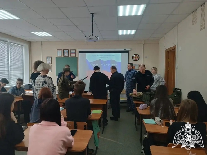 Сотрудники и военнослужащие Росгвардии провели урок мужества в Ивановском колледже сферы услуг