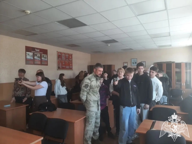 В канун празднования 10-летия Росгвардии школьники из Верхнего Ландеха побывали в гостях у бойцов СОБР «Сумрак»