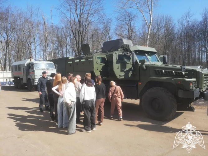 В канун празднования 10-летия Росгвардии школьники из Верхнего Ландеха побывали в гостях у бойцов СОБР «Сумрак»
