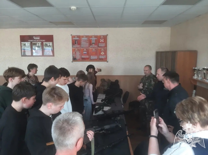 В канун празднования 10-летия Росгвардии школьники из Верхнего Ландеха побывали в гостях у бойцов СОБР «Сумрак»
