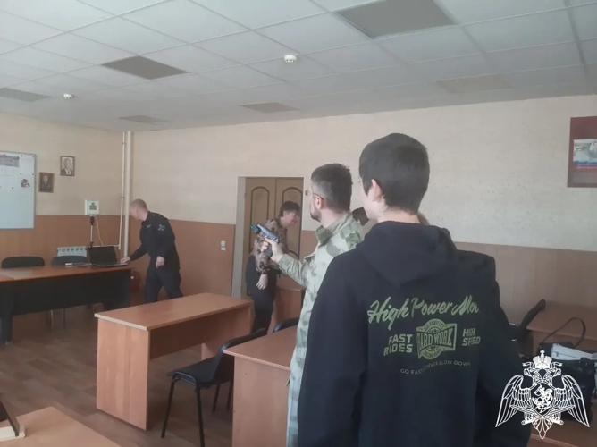 В канун празднования 10-летия Росгвардии школьники из Верхнего Ландеха побывали в гостях у бойцов СОБР «Сумрак»