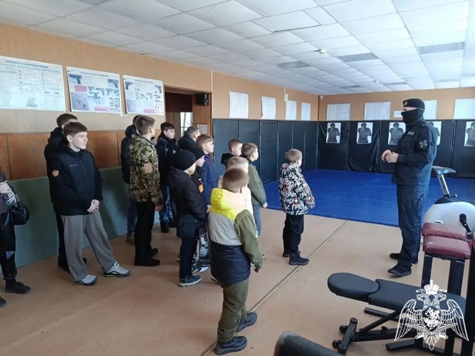 В гостях у сотрудников ОМОН «Спарта» побывали воспитанники клуба «Гвардия» из Фурманова