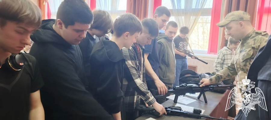 В преддверии юбилея Росгвардии сотрудники СОБР «Сумрак» познакомили ивановских студентов со службой в спецподразделении ведомства