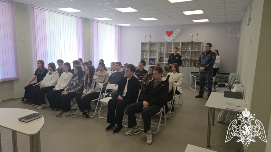 В рамках празднования юбилея Росгвардии начальник Управления Росгвардии по Ивановской области рассказал фурмановским одиннадцатиклассникам о возможности поступлении в ведомственные вузы